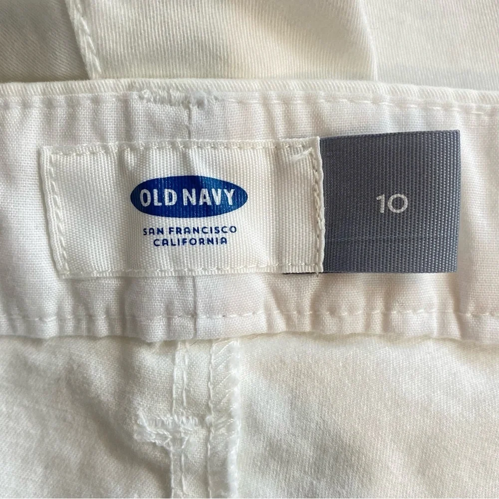 Old Navy Women's size 10 Cream color Shorts Classic Tailored Fit